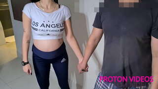 Ry namako, ny mpamokatra ny Brazukas aho nitondra azy ho any ny vehivavy, Alicia Weller, mba hanaovana izany eo amin'ny fandriana tsy misy fimailo