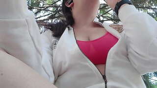 Николетта көрсөткөндөй сизге өзүнүн катуу упчулар карата маттык, качан ал боюнда бар аял жана ойнойт менен өзүнүн грудями