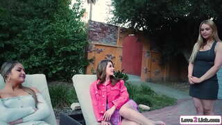 Brunette babe nyuwun new hot stepmom kanggo njaluk bali ing dheweke mbeling liyane stepmom.Padha kiss lan dheweke licks ing tattooed latinas kaki lan banjur facesits dheweke