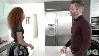 Ebony llysferch Brixley Benz diolch iddi stepdaddy rhywiol slobbing ei dick ac yn marchogaeth iddo i mewn i oblivion