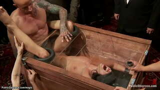 ���ளம் அழகி அடிமை அட்ரியானா Chechik உள்ளது கண்களைக் கட்டி மற்றும் தொகுக்கப்பட்ட பின்னர் பெரிய மார்பகங்கள், செக்ஸ் நிழலிடா தூசி கட்டுப்பாட்டின் கீழ் dom இளவரசி Donna Dolore பொது