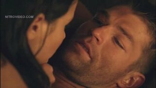 Катрына Лоў аголеная і дерущаяся з сябрам