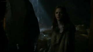 لعبة من عروش جون سنو يفقد عذريته