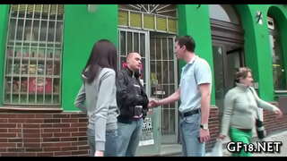 Obcy całuje ją, pełna magii