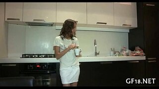 Ona igra sa velikim kurcem momak