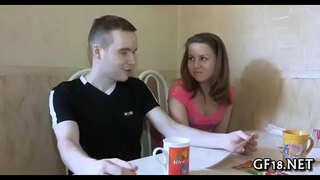 Prilično punoljetna tinejdžer anđeo stoji u psećem mode