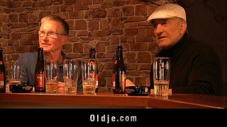 Julge blond imeb kaks vana dicks