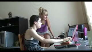 И тогда парень берется за свою ручку