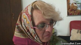 Hun gleder en ung fremmed