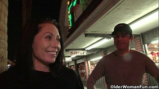 Милфу iz Vegasa трахнули u hotelu