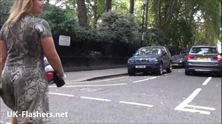 Seksi utripa blondinka Ashley Kolesarji na prostem odmerek ekshibicionizem in amaterski voyeur babe