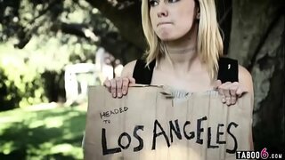 Patakbuhin ang layo mula sa bahay ng kabataan double puki fucked pagkatapos makisakay