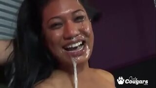 Lyla Lei Tiene Su Bonito Rostro Asiático Cubierto Con Semen