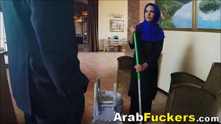 Saraf Arab Pangungsian Dibikeun Duit Pikeun Throating Lemak Dick