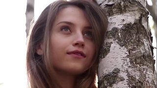 Γλυκό νεαρή Νικολίνα αφαιρεί τα ρούχα της στο δάσος