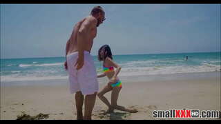 ���ುವ ಮತ್ತು ಪುಟ್ಟ ಪುಟ್ಟ ಹುಡುಗಿ ಜಾಸ್ಮಿನ್ ಬೂದು ಪಡೆಯುತ್ತದೆ ಸಣ್ಣ ತುಲ್ಲು ವಿಸ್ತರಿಸಿದ ದೊಡ್ಡ ಶಿಶ್ನ ಯುವಕ ರಿಂದ ಬೀಚ್