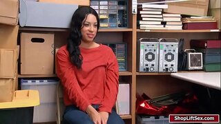 LP visszanyeri a lopott holmit, aztán baszik a bolti tolvaj