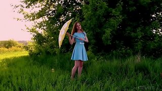 Ουκρανική ομορφιάς Canara γδύσιμο υπαίθρια