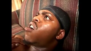 Симпатичная рыжеволосая шоколадная красотка Келли Рейн закашлялась капустной су, попавшей аңа үз авызы соң зажала аның волосатую пизду