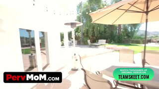 Ako giiyot sa Akong Stepmom Ug Creamed sa Iyang Pussy