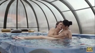 OLD4K. Malambot Sex sa Jacuzzi