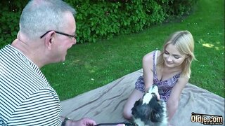 Ngora pirang ngajadikeun man heubeul cum di sungut nya