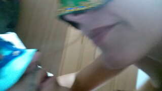 ���ານແຕ່ງງານແມ່ຍິງ spitting ໃນປາກຂອງຜູ້ຊາຍແລະເຮັດໃຫ້ເຂົາກືນມັນ