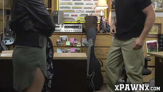 Curvy babe pawns hier guitar and pussy