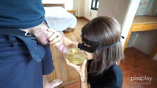 Messy Deepthroat Gagging airson Rùin Girl - Deochan bobhla de pee!