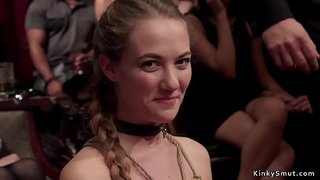 שרמוטה ברונטית ועבד בלונדיני באורגיה במסיבה bdsm התחת פקוק אנאלי דפוק