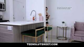 Teen babe vă permite coleg dracu ' ei în schimbul lucrări de testare