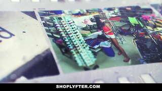 Genç sarışın mağazada bir gece vardiyası çalışanıdır.Memur, sabah vardiyası raporlarını çaldığı için onu tutukladı ve bunu 1 veya 2 kez yaptığını itiraf etti.Memur aletini çıkarır ve boğazına izin verir it.In dönüş o yalıyor ve onu kedi sikikleri.