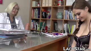 Busty GILF dominatur calidum puer parvulus