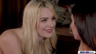 Brunette ҷустуҷӯи пулти ва мепурсад аз худ блондинки пулти, медонад, ки ое вай дар куҷо ӯ.Пурра обнаженная, вай поворачивается бо пультом дар заднице. ин ҳама барои он, ки расслабить вай, ва он соблазняет вай.Онҳо целуются, ва он лижет худро киску, пеш аз насадиться вай ба шахсе