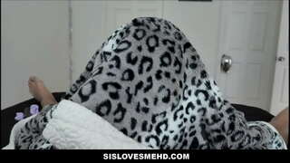 Sevimli genç sarışın genç üvey kardeş Halloween sikme için stepbro POV