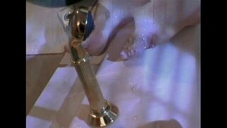 Geile lesbiennes neuken in het bubbelbad