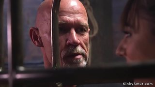 Ubudala mfundisi fucks zinokuphathwa brunette slave nzulu throat umhlaba bangs yakhe pussy kwi-rope ebukhobokeni