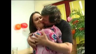 ���ोमदार मुलगी जेनी विशाल नैसर्गिक स्तन banged नाही मागे