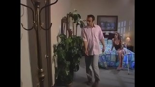 Dude fucks a leggy blonde en hunda pozo dum liaj amikoj rigardas en la apuda ĉambro