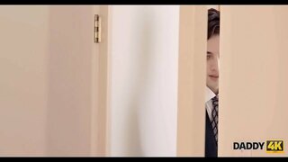 DADDY4K. Bèl bagay sèn fè sèks nan fin vye granmoun nan papa l &#039; ak bèl lamarye