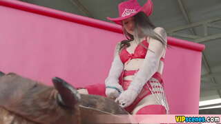 Erkek arkadaşının büyük horozunu idare etmeye çalışır