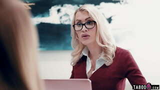 Tiener stepdaughters het&#039;n paar probleme by die werk met haar baas MILF