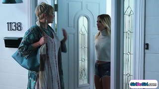 Rossa, de connectar amb ella stepsis a través d&#039;una guineu milf mitjà.Es fan un petó i el mitjà és envoltats.Els petits pits babe facesits amb el seu cony afaitat